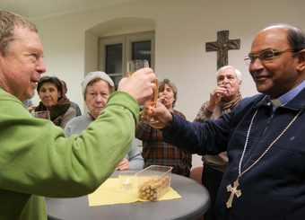 Beim Anstoßen im Pfarrheim