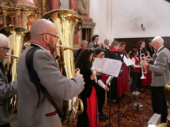 Mitglieder der Musikkapelle aus Hausen in Nahaufnahme.