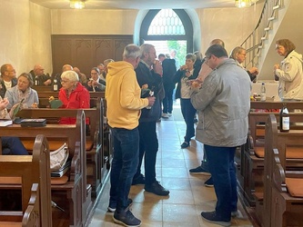 Blick vom Mittelgang in der Kirche Allerheiligen hinter zur offenen Kirchentüre. 