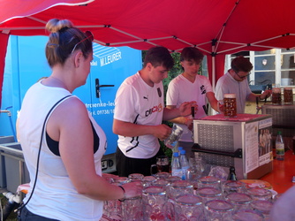 Der Bierstand. Es wird Bier gezapft.