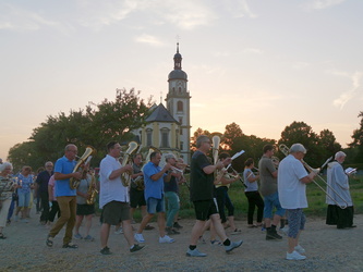 Bei der Lichterprozession um die Kirche