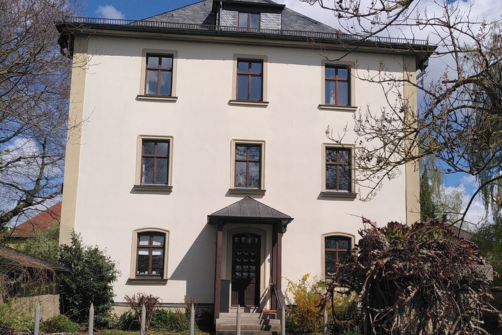 Außenansicht des Augustinerklosters in Fährbrück, in dem das Pfarrbüro untergebracht ist.