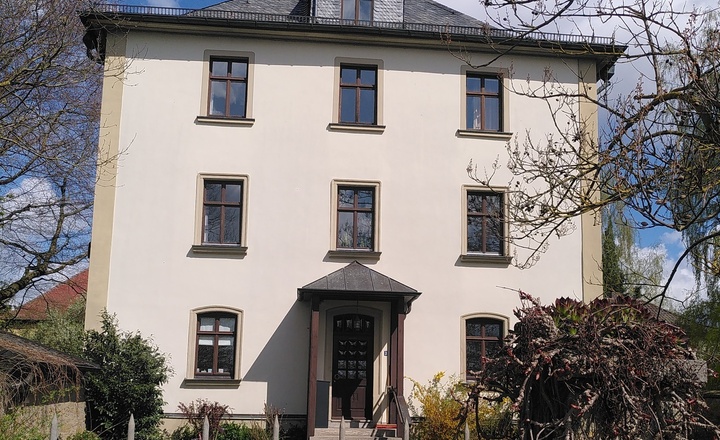 Außenansicht des Augustinerklosters in Fährbrück, in dem das Pfarrbüro untergebracht ist.