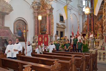 In der Wallfahrtskirche Fährbrück stehen im Mittelgang die Gläubigen und schauen zum Fotografen hin.