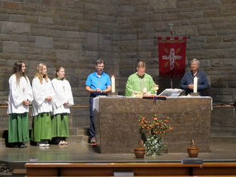 Die Minis und Zelebranten am Altar in der Bergtheimer Pfarrkirche.