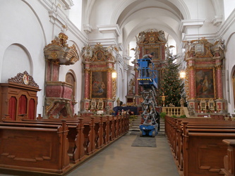 Die Hebebühne fährt im Mittelgang der Kirche zum nächsten Standort.