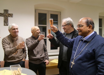 Beim Anstoßen im Pfarrheim.