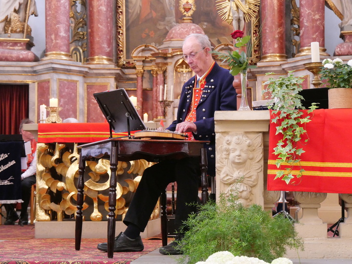 Hans Rhau an der Zither