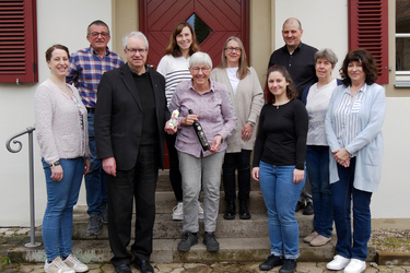 Gruppenbild auf der Treppe vor dem Pfarrhaus. Es sind zehn Personen auf dem Bild. Vorne in der Mitte steht Auguste Weber.