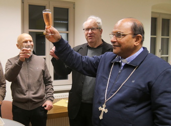 Beim Sektempfang im Pfarrheim. Es werden Sektgläser gehoben.