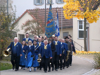 Die Musikkapelle kommt an.