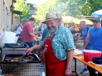 Am Grillstand für die Steaks.