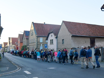 Die Gruppe von hinten in der Unteren Hauptstraße in Bergtheim.