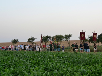 Bei der Lichterprozession um die Kirche.