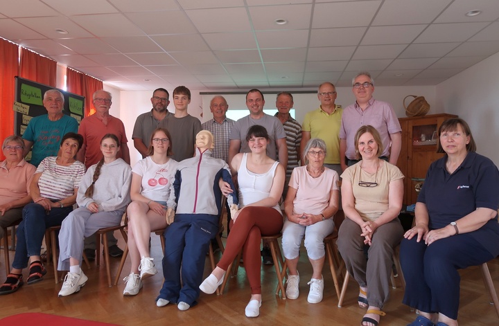 Gruppenbild mit sitzenden und stehenden Menschen