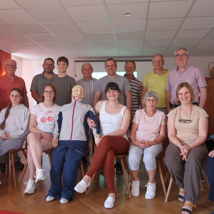 Gruppenbild mit sitzenden und stehenden Menschen