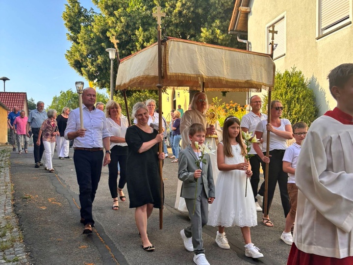 Die Prozession mit dem Allerheiligsten zieht vorbei.