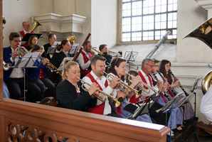 Auf der Empore in der Kirche spielen Musikanten in ihrer Tracht