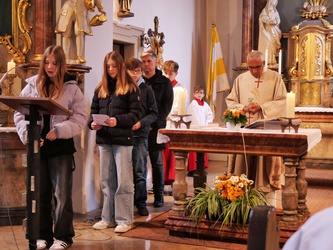 Am Ambo in der Kirche werden die Fürbitten vorgelesen