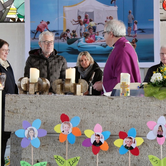 Rund um den Altar in der Kirche St. Albanus stehen Frauen und Männer
