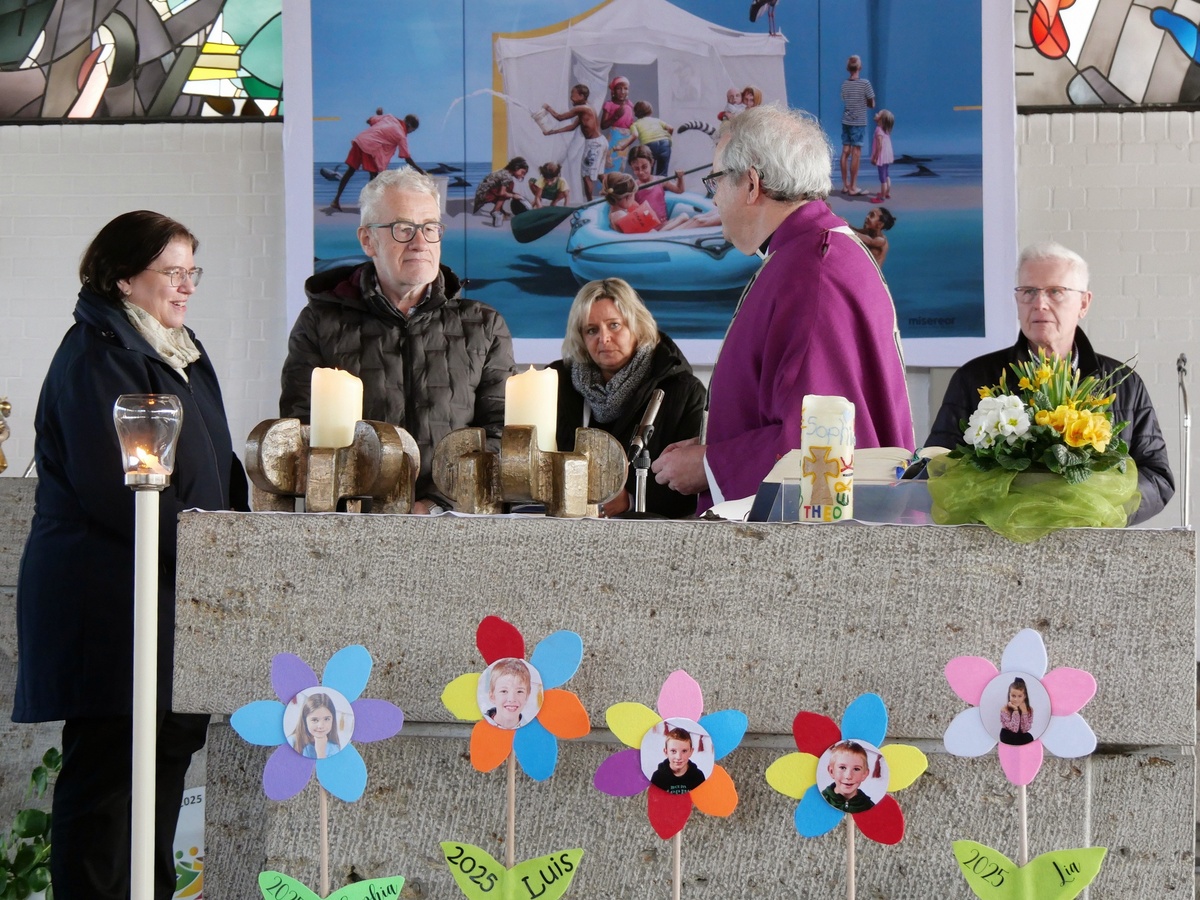 Rund um den Altar in der Kirche St. Albanus stehen Frauen und Männer