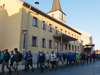 Beim Aufbruch vor dem Rathaus in Bergtheim.