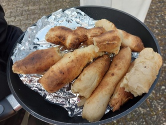 Auf einem Grill liegen Nürnbergerli