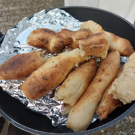 Auf einem Grill liegen Nürnbergerli