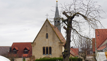 Die Kirche St. Nikolaus von außen von der Rückseite
