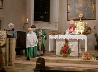Beim Schlussgebet in der Kirche.