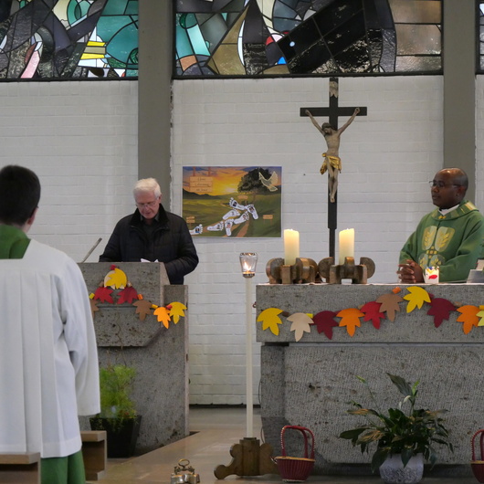 Das Foto ist in der Kirche aufgenommen. Man schaut auf den Altarraum. Links am Ambo steht Heinz Zimmermann. Rechts hinter dem Altar steht der Pfarrer.