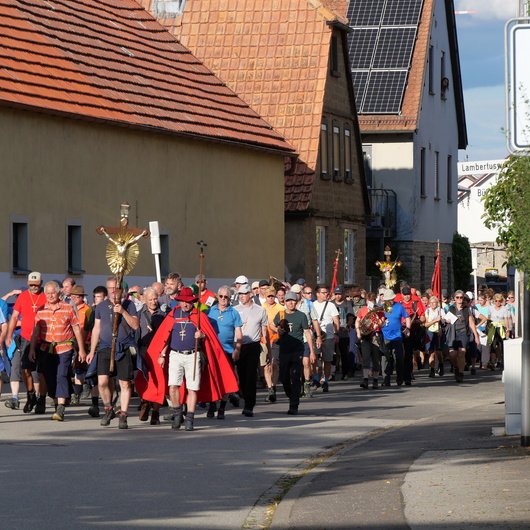 Die Wallleute gehen gerade als geschlossene Gruppe durch Opferbaum