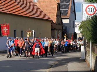 Die Wallleute gehen gerade als geschlossene Gruppe durch Opferbaum
