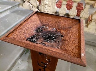 Nahaufnahme von der Feuerschale mit Asche darin.