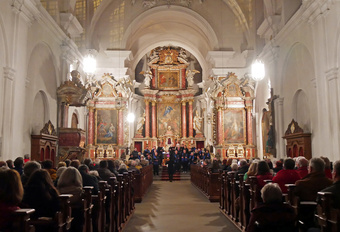 Gesamtblick in der Kirche von hinten nach vorne 
