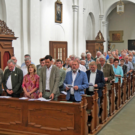 Blick vom Altarraum in den Kirchenraum