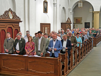 Blick vom Altarraum in den Kirchenraum
