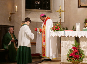 Bischof James bei der Gabenbereitung in Unterpleichfeld mit Ministranten.