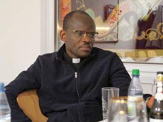 Pfarrer Benjamin im Gespräch.