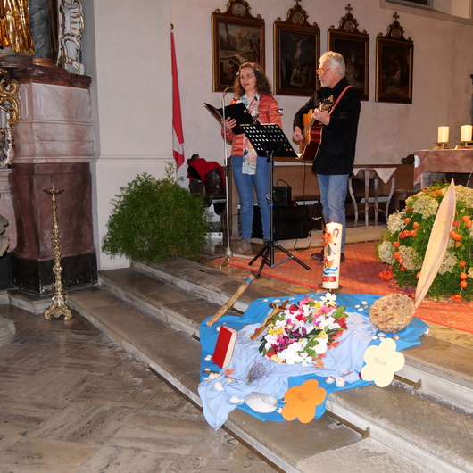 Dieses Bild ist etwas von der Seite aufgenommen. Im Vordergrund sieht man die gestaltete "Mitte" auf den Altarstufen.