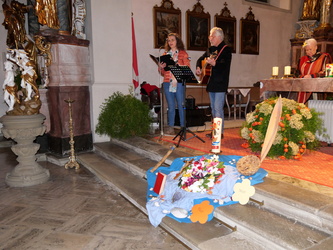 Dieses Bild ist etwas von der Seite aufgenommen. Im Vordergrund sieht man die gestaltete "Mitte" auf den Altarstufen.