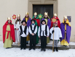 Ein Gruppenfoto vor der Kirchentüre. Es liegt Schnee.