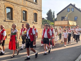 Die Musikkapelle zieht bei der Prozession mit.