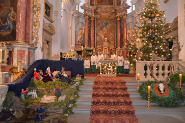 Blick in den Altarraum der Wallfahrtskirche Fährbrück von unten. Links ist die Krippe, rechts der Christbaum.