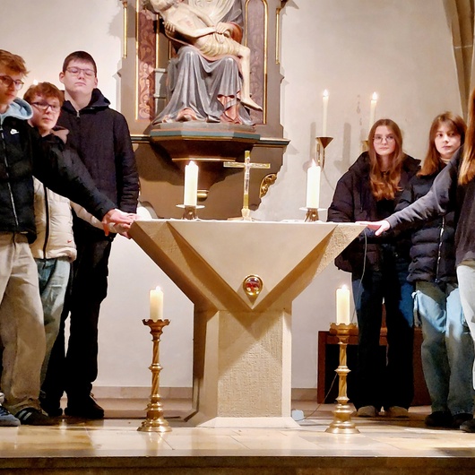 Sechs Jugendliche Stehen um den Altar in der Püssensheimer Kirche