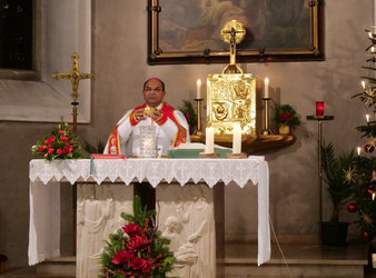 Bischof James bei der Gabenbereitung am Altar in der Unterpleichfelder Kirche.