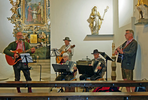 Die fünf Musikanten singen und spielen in der Kirche St. Odilia