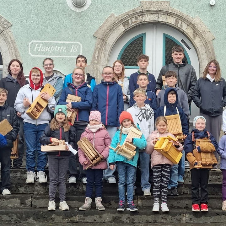 Auf einer Treppe stehen die Rappelkinder für ein Gruppenbild.
