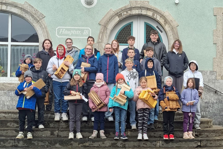 Auf einer Treppe stehen die Rappelkinder für ein Gruppenbild.