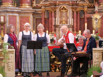 Die Sängerinnen singen ein Lied.